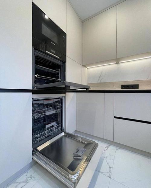 А это наша новая кухня сразу после монтажа. 03