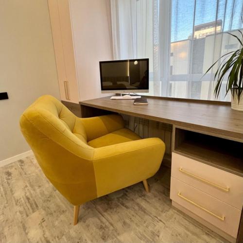 Рабочая зона у окна, совмещённая со шкафом под детскую одежду в стиле модерн. 02