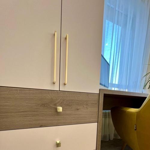 Рабочая зона у окна, совмещённая со шкафом под детскую одежду в стиле модерн. 04