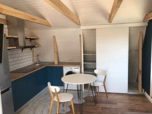 Студия на мансарде.  Над дизайном сидел сам, реализация самостоятельно без помощников. 02