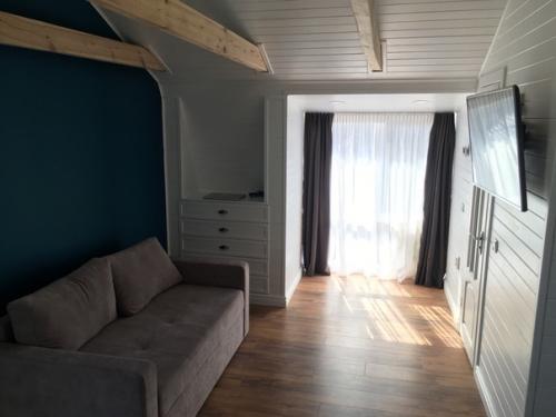 Студия на мансарде.  Над дизайном сидел сам, реализация самостоятельно без помощников. 04