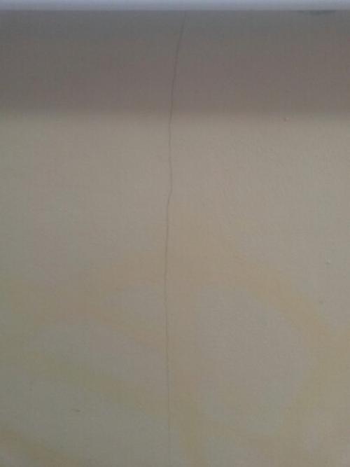 Хотел бы знать на сколько опасны и от куда такие микро трещины причем по горизонтали и на всю длину стены. 01