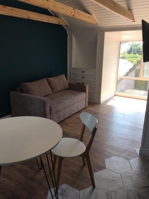 Студия на мансарде.  Над дизайном сидел сам, реализация самостоятельно без помощников. 03