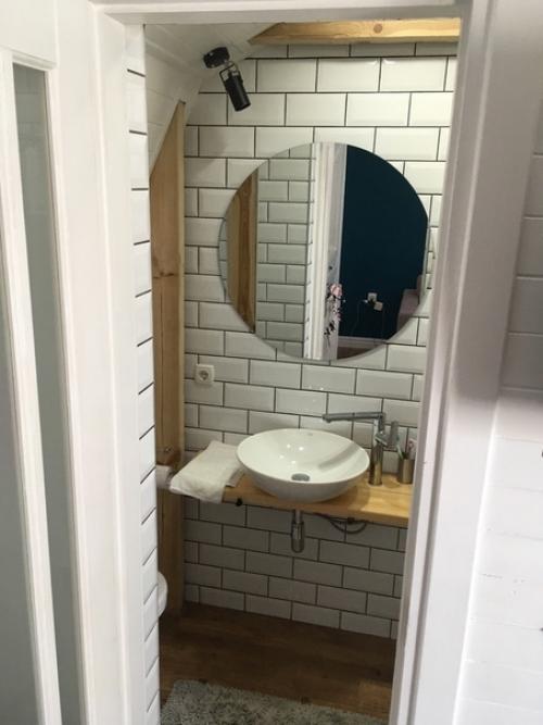 Студия на мансарде.  Над дизайном сидел сам, реализация самостоятельно без помощников. 06