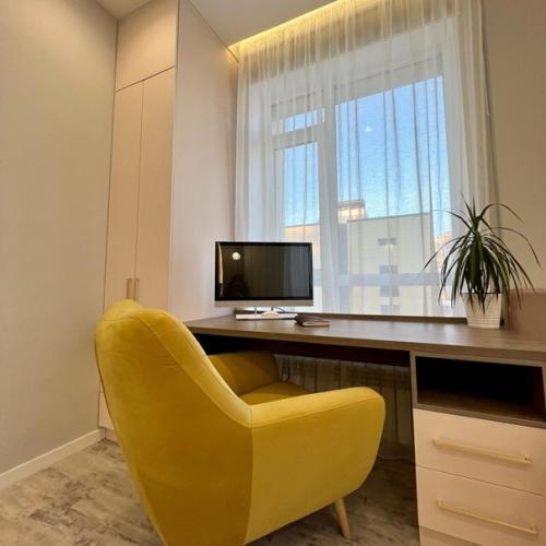 Рабочая зона у окна, совмещённая со шкафом под детскую одежду в стиле модерн. 01