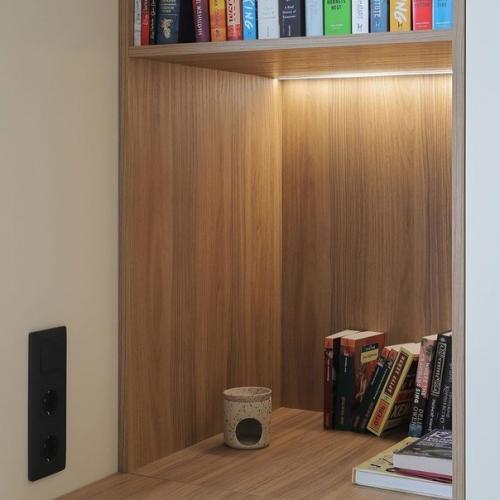 Рабочая зона и большой шкаф. 07