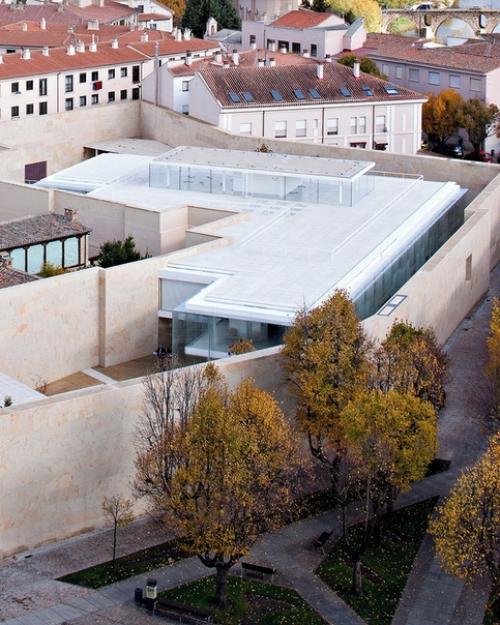 Это необычное офисное здание - дело рук испанского архитектора Альберто кампо баеза. 05