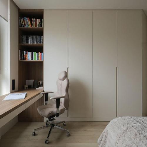 Рабочая зона и большой шкаф. 01