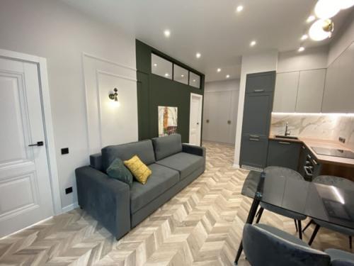 Спланирована квартира в 2 отдельные спальни и кухню - гостиную. 02