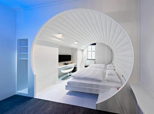 Кровать - ключевой элемент спальной комнаты, оформление которого требует особого внимания. 07