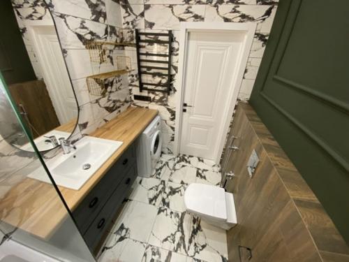 Спланирована квартира в 2 отдельные спальни и кухню - гостиную. 04