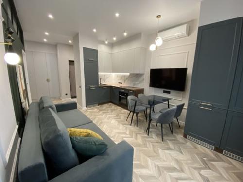 Спланирована квартира в 2 отдельные спальни и кухню - гостиную. 01