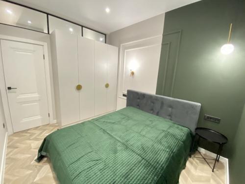 Спланирована квартира в 2 отдельные спальни и кухню - гостиную. 03