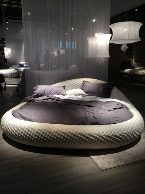 Кровать - ключевой элемент спальной комнаты, оформление которого требует особого внимания. 04