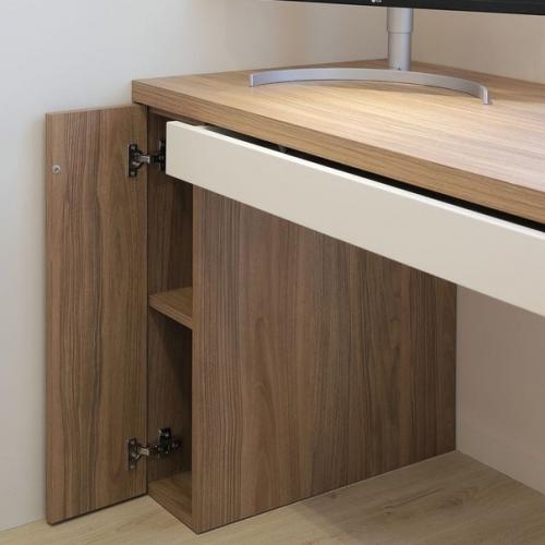 Рабочая зона и большой шкаф. 03