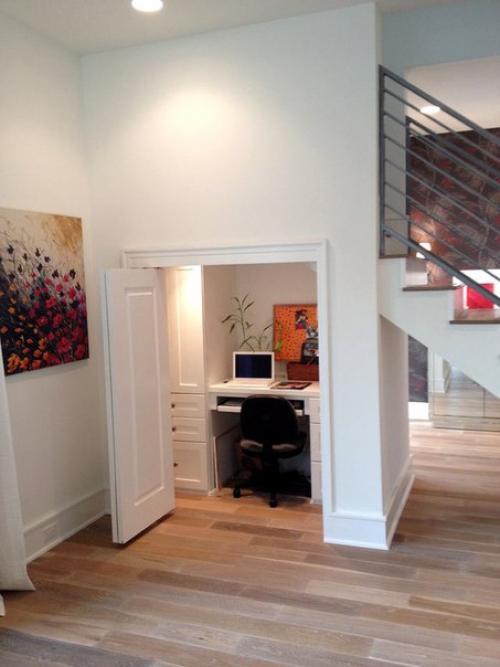 Комната под лестницей - отличное решение использования пустующего пространства. 08