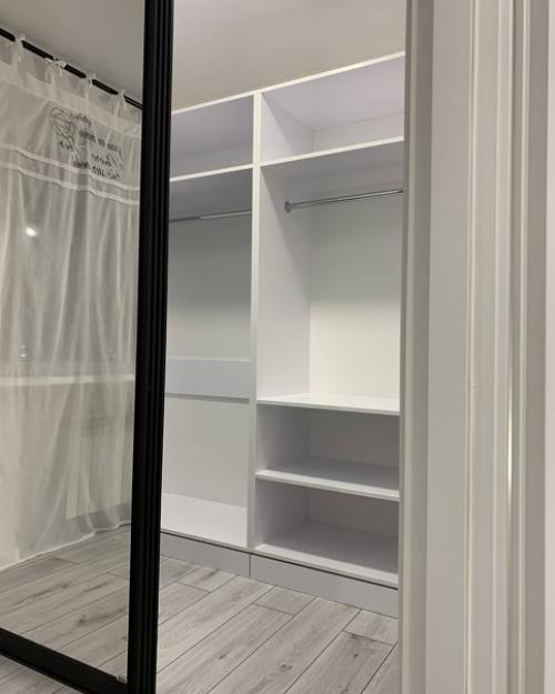 Квартира состоит из огромной кухни - студии, площадью 25 кв. 05