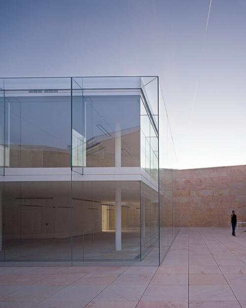 Это необычное офисное здание - дело рук испанского архитектора Альберто кампо баеза. 03