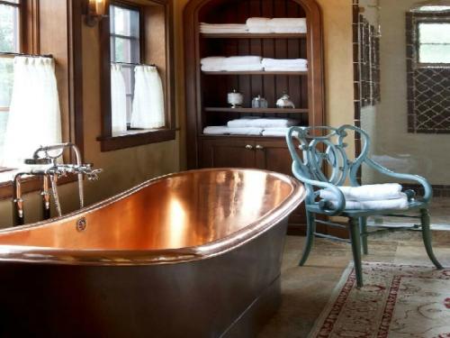 Пожалуй, ни один интерьер в стиле лофт или хай - тек не обходится без металлических акцентов. 01