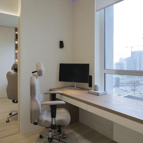 Рабочая зона и большой шкаф. 02