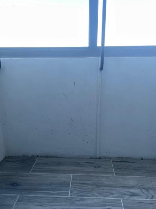 Всем привет!  Подскажите что сделать с балконом, чтоб стало уютно? 02