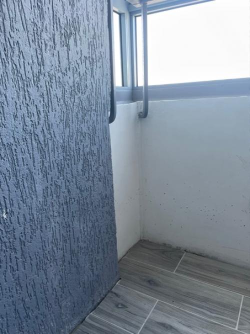 Всем привет!  Подскажите что сделать с балконом, чтоб стало уютно? 01