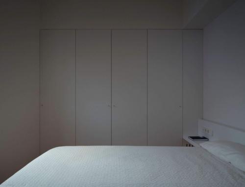 Эта барселонская квартира выглядит настолько минималистично, что сложно поверить, что в ней живут люди. 04