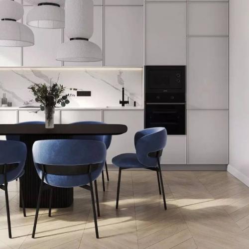 В этой кухне - гостиной, площадью 26 квадратных метров, 3 окна, что делает комнату светлой и просторной. 01