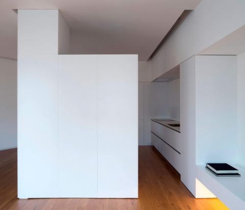 Эта барселонская квартира выглядит настолько минималистично, что сложно поверить, что в ней живут люди. 01