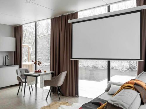 Красивый зеркальный дом действительно своей необычностью и современным стилем поражает. 09