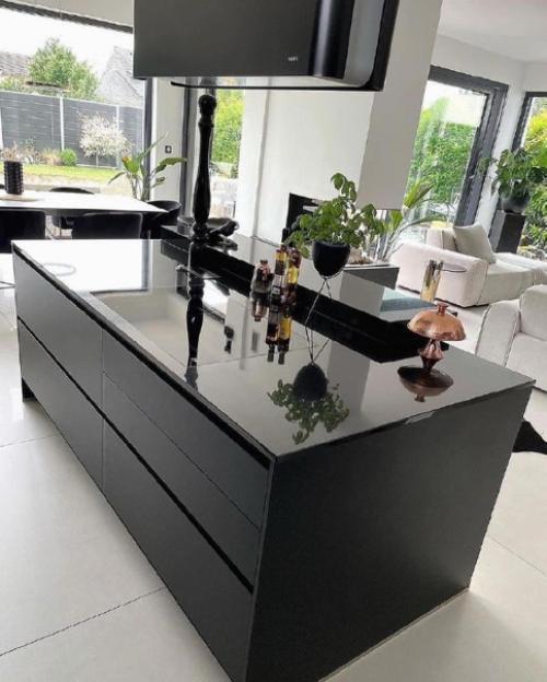 Красивый загородный дом с акцентом на черный цвет. 06