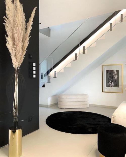 Красивый загородный дом с акцентом на черный цвет. 05