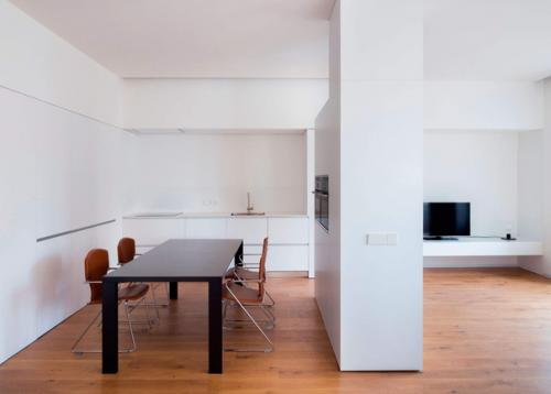 Эта барселонская квартира выглядит настолько минималистично, что сложно поверить, что в ней живут люди. 02