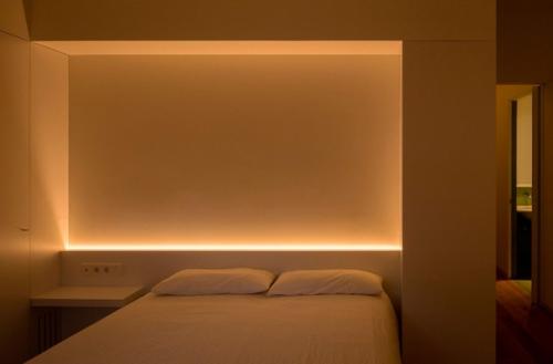 Эта барселонская квартира выглядит настолько минималистично, что сложно поверить, что в ней живут люди. 05