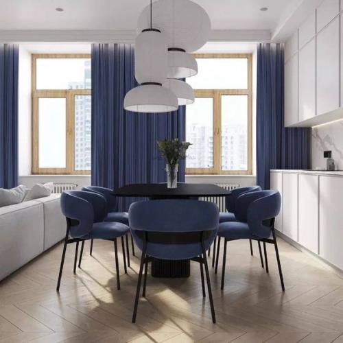 В этой кухне - гостиной, площадью 26 квадратных метров, 3 окна, что делает комнату светлой и просторной. 04