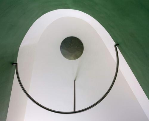 Эта барселонская квартира выглядит настолько минималистично, что сложно поверить, что в ней живут люди. 07