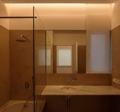 Эта барселонская квартира выглядит настолько минималистично, что сложно поверить, что в ней живут люди. 06