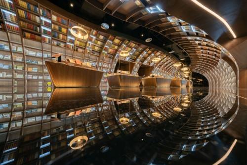 Не так давно в Китае открылся новый книжный магазин, который скоро станет самым популярным в стране. 02