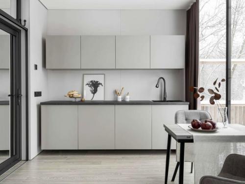 Красивый зеркальный дом действительно своей необычностью и современным стилем поражает. 08