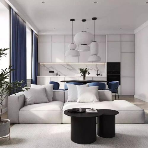 В этой кухне - гостиной, площадью 26 квадратных метров, 3 окна, что делает комнату светлой и просторной. 03