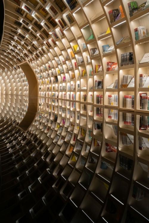 Не так давно в Китае открылся новый книжный магазин, который скоро станет самым популярным в стране. 03