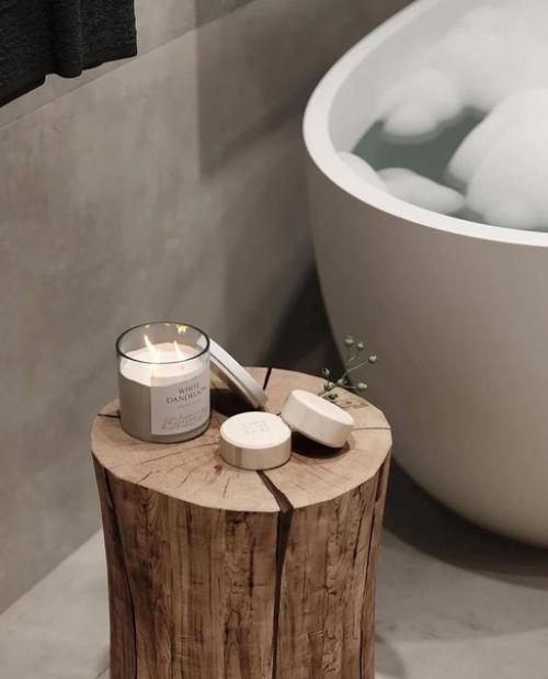 Однотонная плитка, темные аксессуары, белая ванна и продуманное освещение - вот что необходимо для элегантного и сбалансированного интерьера. 06