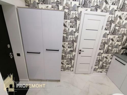 Квартира молодой девушки, любящей зеркала и бирюзовый цвет. 04