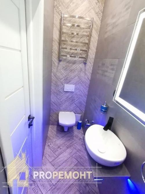 Квартира молодой девушки, любящей зеркала и бирюзовый цвет. 09