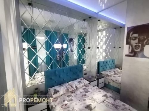 Квартира молодой девушки, любящей зеркала и бирюзовый цвет. 03