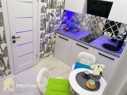 Квартира молодой девушки, любящей зеркала и бирюзовый цвет. 07