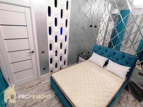 Квартира молодой девушки, любящей зеркала и бирюзовый цвет. 05