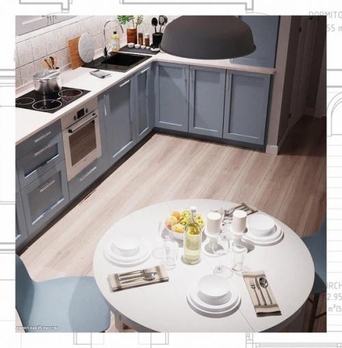 Кухонные шкафы и полки, столовая мебель и декоративные ткани в синем цвете выглядят эффектно, успокаивающе и свежо. 01