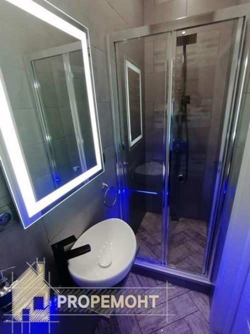 Квартира молодой девушки, любящей зеркала и бирюзовый цвет. 08