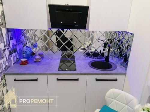 Квартира молодой девушки, любящей зеркала и бирюзовый цвет. 06